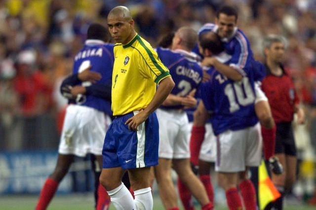 Ronaldo  "b&eacute;o " bất lực nh&igrave;n Zidane v&agrave; ĐT Ph&aacute;p l&ecirc;n đỉnh thế giới (Ảnh: Getty). 