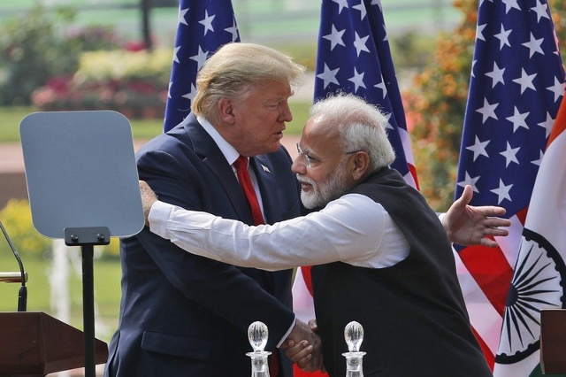 Tổng thống Mỹ Donald Trump và Thủ tướng Ấn Độ Narendra Modi bắt tay nhau sau khi đưa ra tuyên bố chung ở New Delhi ngày 25/2. Ảnh: AP