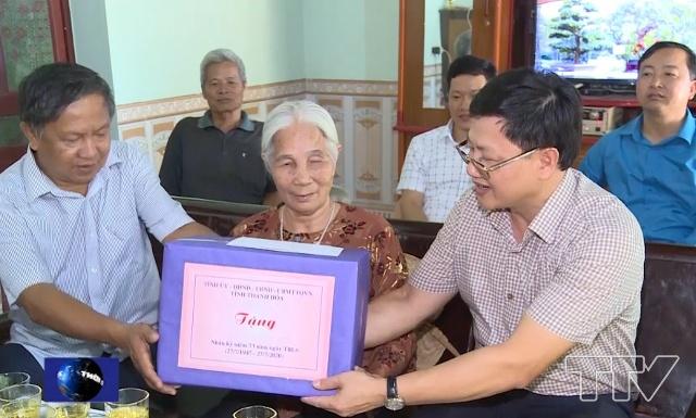 Phó Chủ tịch UBND tỉnh Mai Xuân Liêm thăm, tặng quà các gia đình chính sách