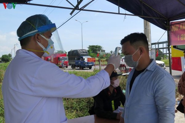Tất cả người từ vùng dịch đi qua Quảng Nam, Quảng Ngãi đều được kiểm tra y tế.