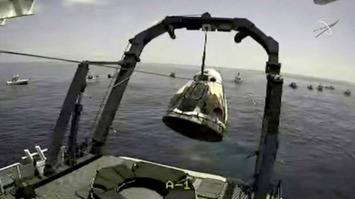 Khoang tàu SpaceX hạ cánh trên Vịnh Mexico ở Pensacola, Florida. Ảnh: Reuters