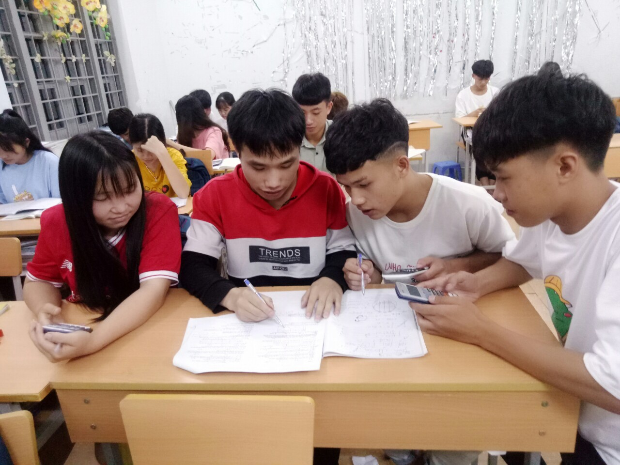 Học sinh Trường Phổ thông Dân tộc nội trú tỉnh Lai Châu ôn tập để chuẩn bị cho kỳ thi. Ảnh: Báo Lai Châu