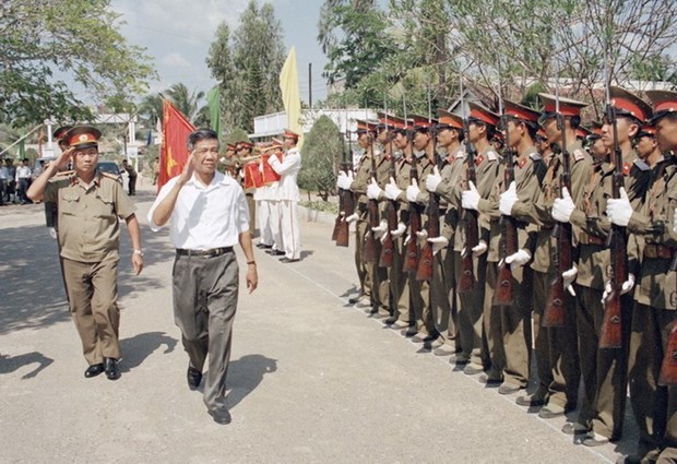 Tổng Bí thư Lê Khả Phiêu thăm Sư đoàn không quân 370, ngày 19/2/1998, tại Cần Thơ. Ảnh: Cao Phong/TTXVN