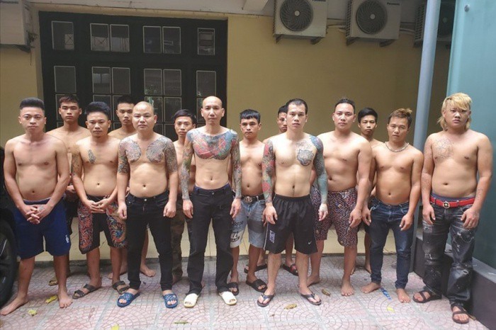 Phú Lê cùng đàn em tại cơ quan công an.