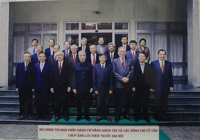 Bức ảnh ông Phạm Thế Duyệt treo trang trọng tại nhà chụp Bộ Chính trị khóa XIII cùng các cố vấn trước Đại hội IX của Đảng.