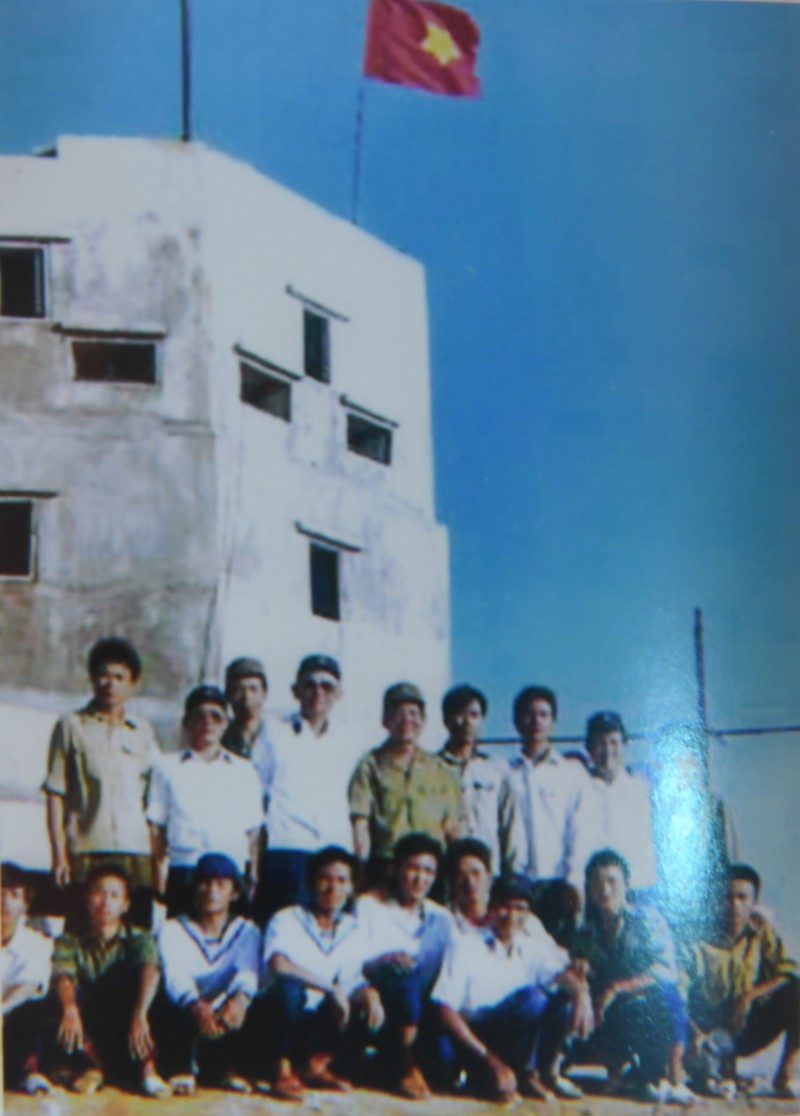 Năm 1993, Thượng tướng Lê Khả Phiêu (áo xanh đứng giữa) thăm các chiến sĩ ở đảo Đá Tây - Trường Sa.