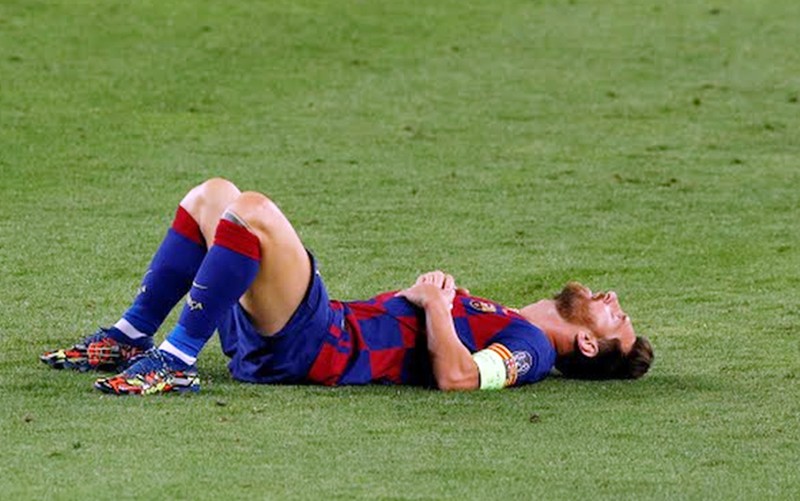 Messi gặp chấn thương nhẹ ở trận đấu với Napoli (Ảnh: Reuters).