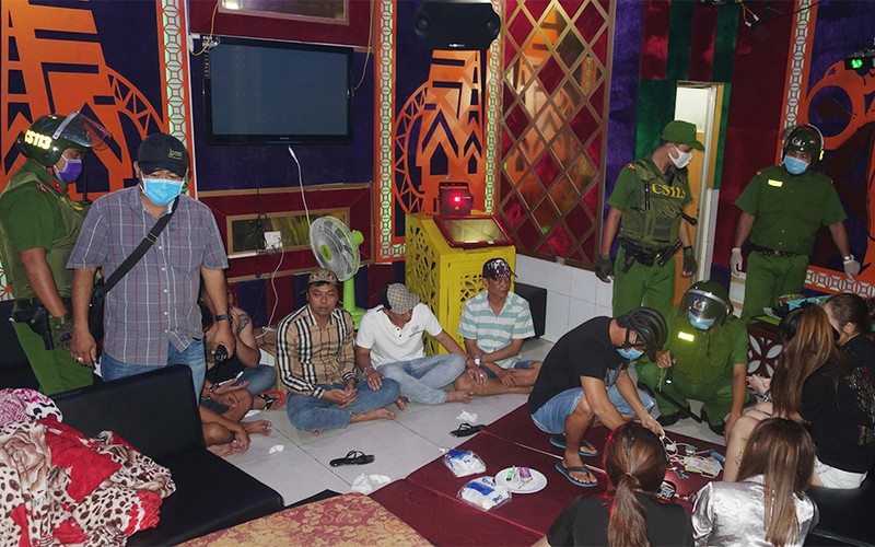 Các đối tượng sử dụng ma túy  bị bắt quả tang tại quán Karaoke