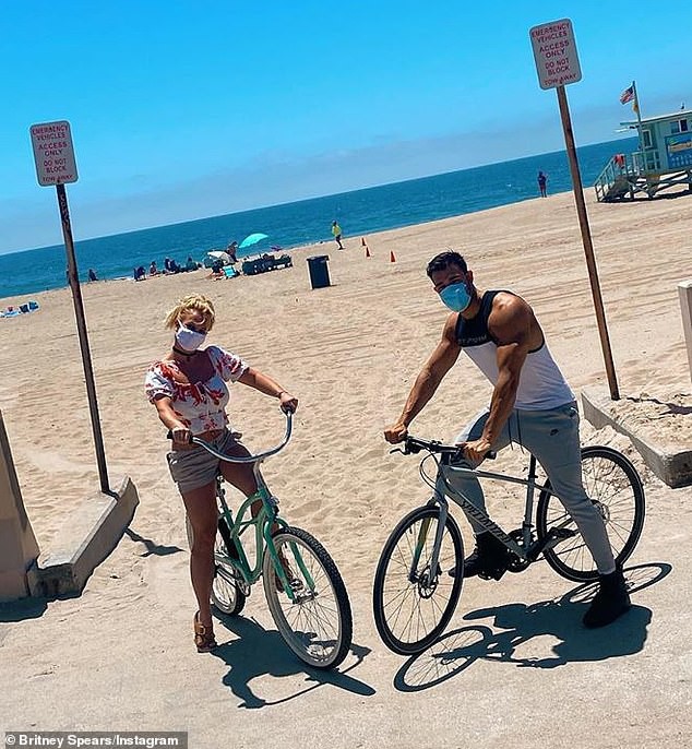 Britney Spears, đạp xe đạp trên bãi biển: Hãy cùng đón xem Britney Spears, một trong những nghệ sĩ nổi tiếng nhất thế giới, thực hiện màn trình diễn đầy táo bạo khi đạp xe đạp trên bãi biển. Chắc chắn sẽ là một trải nghiệm đầy thú vị.