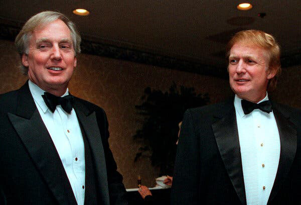 Em trai Tổng thống Trump qua đời ở tuổi 71 - Ảnh 1. Ông Robert Trump (trái) và Tổng thống Donald Trump. Ảnh: AP