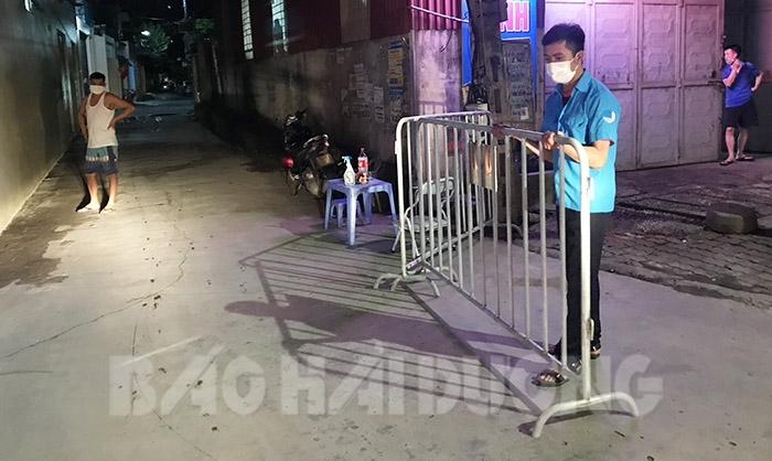 Lực lượng chức năng chuẩn bị rào chắn tại ngõ 293 Ngô Quyền. Ảnh: Báo Hải Dương