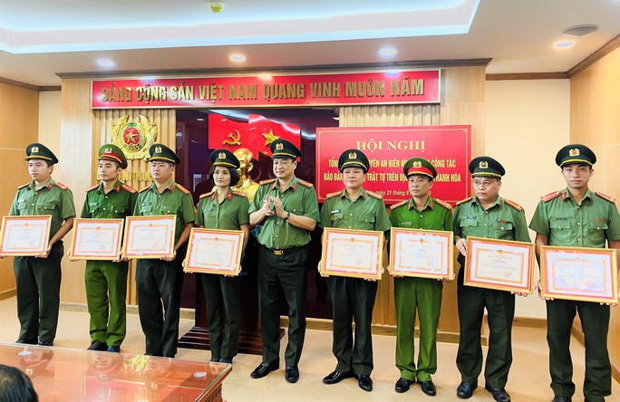 Đại tá Trần Phú Hà, Giám đốc Công an tỉnh Thanh Hóa, tặng giấy khen cho cá nhân, tập thể có thành tích xuất sắc.