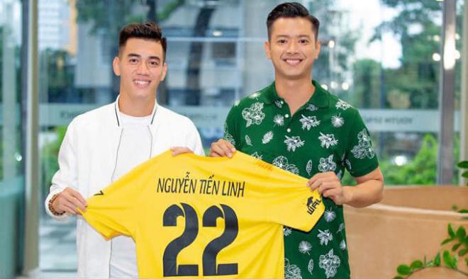 Hình ảnh Nguyễn Tiến Linh gia nhập FC Nghệ Sỹ. 