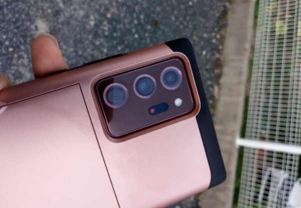  Lỗi sương mù ở cụm ống kính camera sau của Galaxy Note20 Ultra mà người dùng báo cáo hồi giữa tháng.