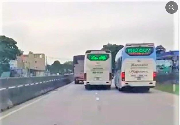 H&igrave;nh ảnh xe kh&aacute;ch Li&ecirc;n Hội ch&egrave;n &eacute;p xe Ph&uacute; Qu&yacute; tr&ecirc;n QL1A.