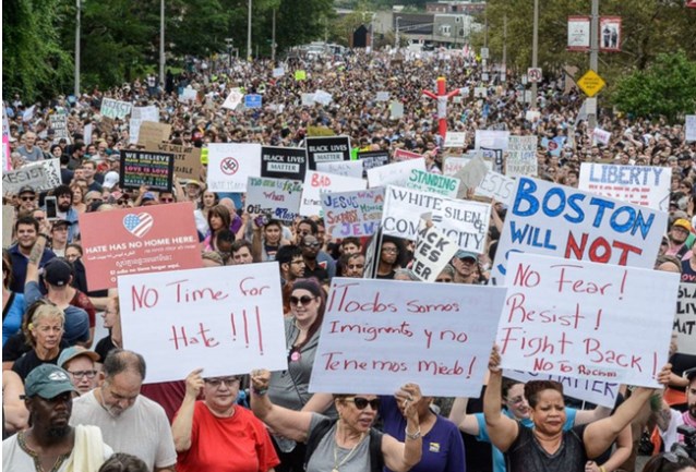 Người d&acirc;n Mỹ phản đối nạn ph&acirc;n biệt chủng tộc. (Ảnh: ITN)