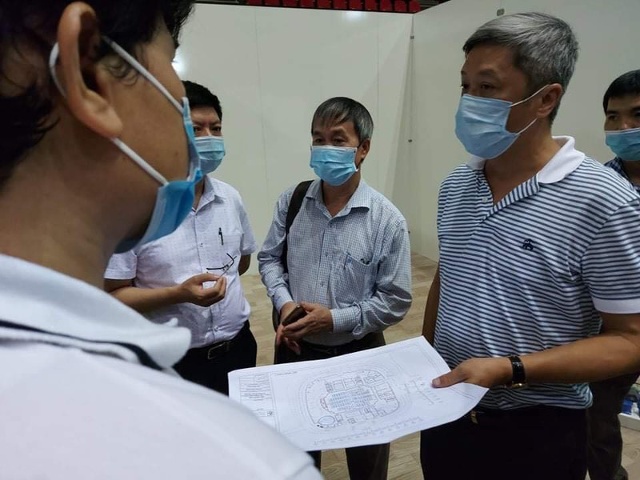 Thứ trưởng Bộ Y tế Nguyễn Trường Sơn thị sát quá trình lắp đặt cơ sở điều trị Covid-19 tại Cung thể thao Tiên Sơn, TP Đà Nẵng.