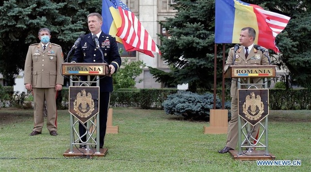 Quan chức quốc phòng Mỹ và Romania tại cuộc họp báo chúng. Ảnh: News.cn