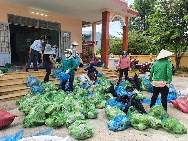 Gạo và nhu yếu phẩm được phân bổ để trao cho người dân thôn Lệ Sơn Nam, xã Hòa Tiến, huyện Hòa Vang, ngày 6-8.