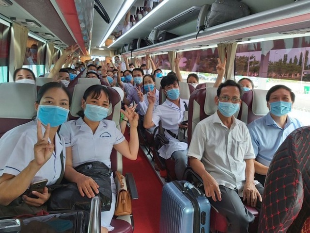 Những y bác sĩ Hải Phòng đến Đà Nẵng trên chuyến xe do anh Trần Văn Bình đón