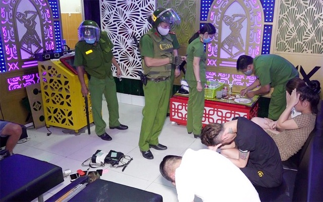 Nhóm khách sử dụng ma túy trong Karaoke Gold Star bị công an bắt giữ ẢNH DO CÔNG AN CUNG CẤP
