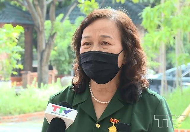 Bà Mai Thị Hội, Phó Chủ tịch Hội thanh niên xung phong tỉnh Thanh Hóa: Khi còn công tác về thăm hội thanh niên xung phong tỉnh Thanh Hóa, cũng như lúc tôi được đến thăm nhà đồng chí, đồng chí luôn nhắc nhở hội thanh niên luôn làm tốt công tác hội, công tác nghĩa tình, hôm nay về viếng đồng chí tôi rất xúc động, không bao giờ quên tấm lòng cao cả của đồng chí đối với nhân dân, với thanh niên xung phong chúng tôi.