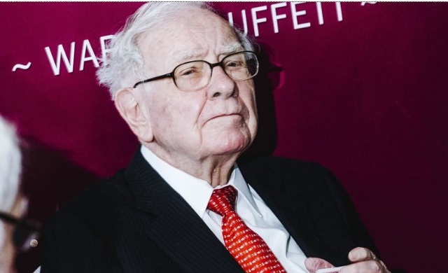 Trước khi cảnh báo về vàng, ông Warren Buffett từng trở thành  &quot;vua bạc &quot; khi mua 129,7 triệu ounce bạc vào năm 1997. Khi đó, ông mua phần lớn số bạc này với giá chưa đầy 6 USD/ounce và bán chúng không lâu sau đó.  Giá vàng tăng cao gần đây đang thôi thúc nhiều nhà đầu tư rót hàng tỷ USD vào ngành này. Các hãng khai thác kim loại quý đã huy động 2,4 tỷ USD từ phát hành thêm cổ phiếu trong quý II.  Hiện tại, giá vàng thế giới giao dịch quanh ngưỡng 1.936 USD/oz. Quy đổi theo giá USD tại Vietcombank (23.270 VND/USD), giá vàng thế giới tương đương 54,27 triệu đồng/lượng, thấp hơn giá bán vàng SJC 1,33 triệu đồng/lượng./.  Trần Ngọc/VOV