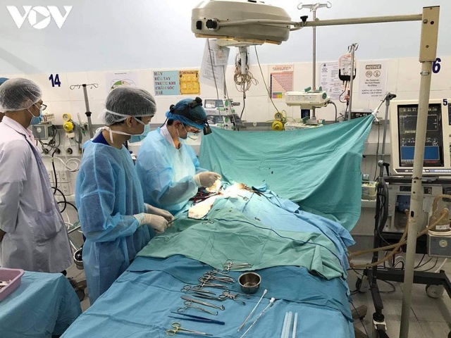 Các bác sĩ xác định mạch máu để chạy ECMO.