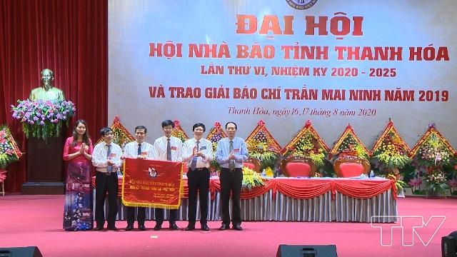 Đồng chí Hồ Quang Lợi, Phó Chủ tịch Thường trực Hội Nhà báo Việt Nam trao bức trướng của Hội Nhà báo Việt Nam cho Hội Nhà báo tỉnh Thanh Hóa, bức trướng mang dòng chữ: Hội Nhà báo tỉnh Thanh Hóa Đoàn kết - Đổi mới - Sáng tạo - Phát triển.