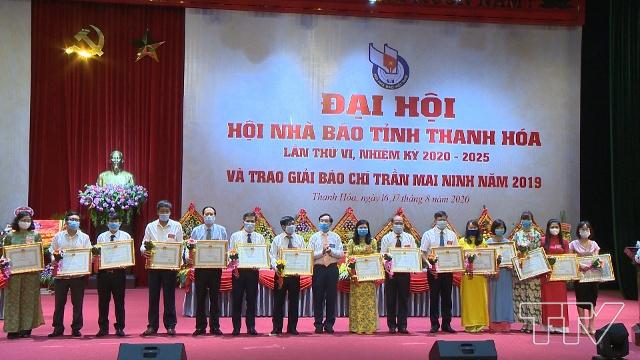 Đồng chí Phạm Đăng Quyền, Phó Chủ tịch UBND tỉnh trao Bằng khen của Chủ tịch UBND tỉnh cho 15 cá nhân có thành tích xuất sắc trong hoạt động Hội Nhà báo tỉnh Thanh Hóa và công tác báo chí giai đoạn 2015-2020.