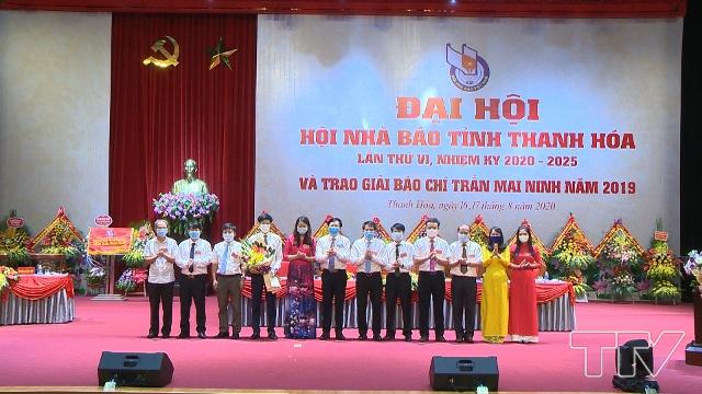 Đồng chí Hồ Quang Lợi, Phó Chủ tịch Thường trực Hội Nhà báo Việt Nam tặng hoa chúc mừng Ban Chấp hành Hội Nhà báo tỉnh Thanh Hóa khóa VI, nhiệm kỳ 2020 - 2025.