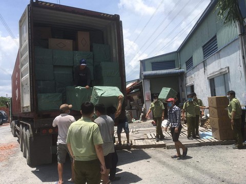 Chiếc xe container chở hàng lậu bị phát hiện
