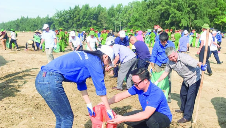 Ra quân làm vệ sinh môi trường khu vực bãi biển phường Quảng Vinh (TP Sầm Sơn).