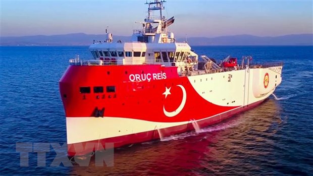 Tàu thăm dò địa chất Oruc Reis của Thổ Nhĩ Kỳ tại khu vực ngoài khơi thành phố Antalya. (Ảnh: AFP/TTXVN)