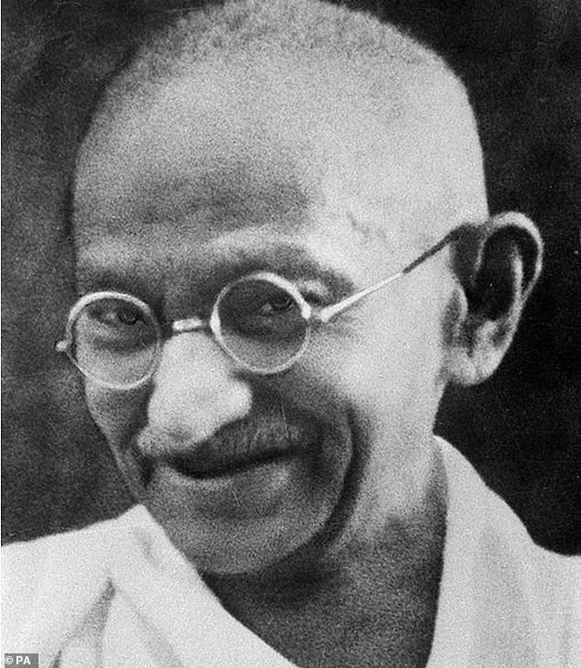 Ảnh chụp Mahatma Gandhi cùng chiếc kính.