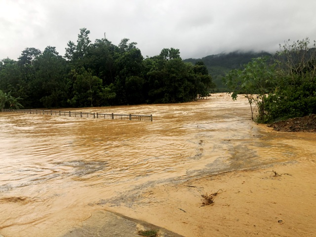 Nước lũ dâng cao trên sông A Vương đoạn chảy qua huyện Đông Giang do ảnh hưởng của bão số 5