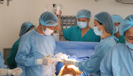 Các bác sĩ Bệnh viện Phụ sản Hà Nội phẫu thuật nội soi ứng dụng Laser quang đông chữa bệnh cho bào thai ngay từ khi còn trong bụng mẹ. Ảnh: VGP/Minh Trang