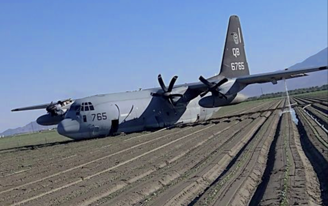 Máy bay tiếp dầu KC-130 hạ cánh bằng bụng trên một cánh đồng hôm 29/9 sau khi va chạm với F-35 (Ảnh: USNI News)