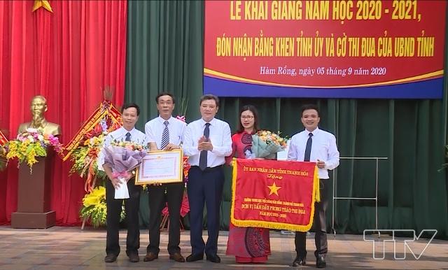 Đồng chí Lê Anh Xuân, Uỷ viên Ban thường vụ Tỉnh uỷ, Bí thư Thành uỷ Thành phố Thanh Hoá, đã trao Bằng khen của Ban chấp hành Đảng bộ tỉnh cho Đảng bộ Trường THPT Hàm Rồng 