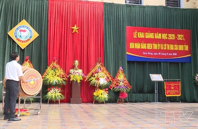 Đồng chí Nguyễn Văn Phát, Uỷ viên Ban Thường vụ, Trưởng ban Tuyên giáo Tỉnh uỷ đã đánh hồi trống khai trường