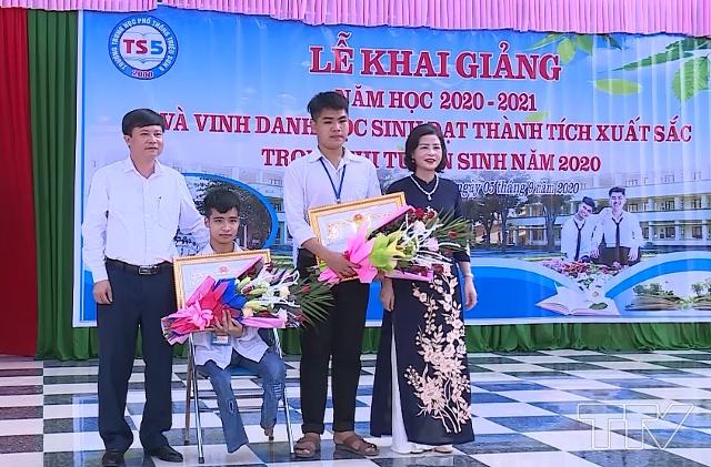 Hai học sinh: Nguyễn Tất Minh và Ngô Văn Hiếu – đôi bạn 10 năm cõng nhau đến trường đều đạt trên 28 điểm, được Chủ tịch UBND tỉnh tặng bằng khen