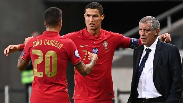 Ronaldo cán mốc 100 bàn thắng trong màu áo ĐTQG (Ảnh: Getty Images).