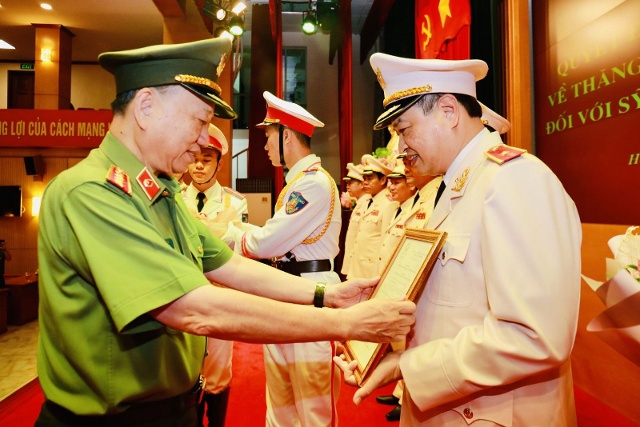 Thừa ủy quyền của Chủ tịch nước, Đại tướng Tô Lâm, Ủy viên Bộ Chính Trị, Bộ trưởng Bộ Công an trao quyết định thăng cấp bậc hàm Thiếu tướng cho đồng chí Trần Phú Hà.