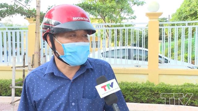 Ông Nguyễn Văn Kiên, Phường Đông Sơn, thành phố Thanh Hóa cho biết:  "Tôi thấy các cháu đi xe máy điện nguy hiểm quá nên để đảm bảo an toàn cho con, tôi không cho con đi xe máy điện. Tôi bớt chút thời gian đưa đón con cho an toàn. "