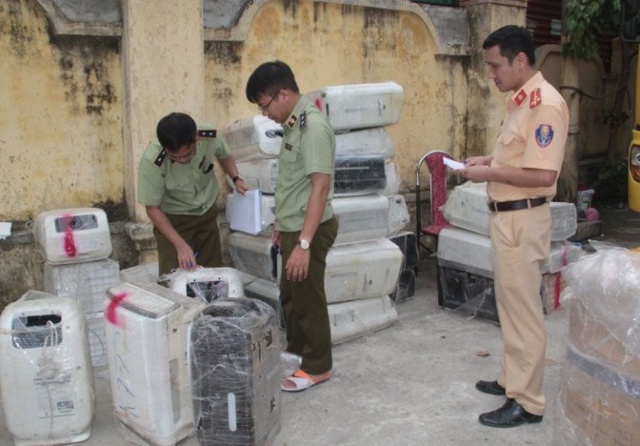 Lực lượng chức năng đang kiểm tra lô hàng bị bắt giữ