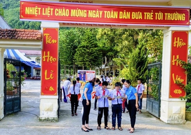 BHXH tỉnh Lai Châu đẩy mạnh truyền thông chính sách BHYT HSSV đầu năm học mới.