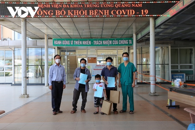 Bệnh nhân mắc Covid-19 được chữa khỏi bệnh và xuất viện Đa khoa Trung ương Quảng Nam.