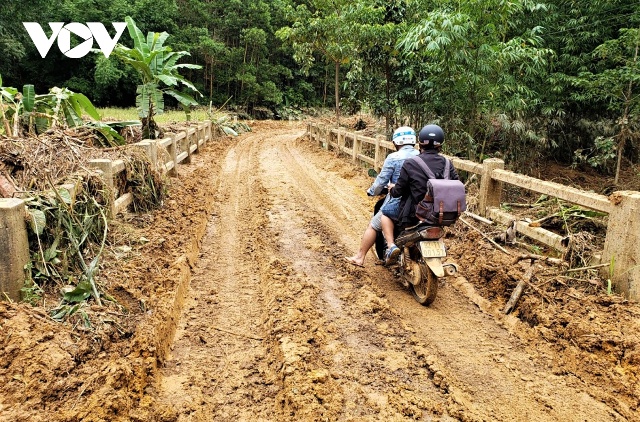 Các tuyến đường ở huyện vùng cao Tây Giang đầy bùn đất sau lũ.