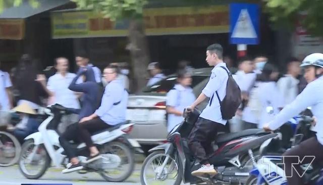 Vào giờ tan học tại một số trường THPT trên địa bàn thành phố Thanh Hóa rất dễ bắt gặp nhiều hình ảnh như thế này: học sinh điều khiển phương tiện không đội mũ bảo hiểm, đèo ba lạng lách đánh võng trên đường đông người. Trong số đó không ít học sinh vẫn ngang nhiên điều khiển xe máy đến trường. 