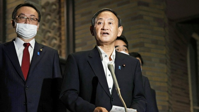 Thủ tướng Nhật Bản Yoshihide Suga gặp phóng viên tại Tokyo hôm 20/9. Ảnh: Kyodo.